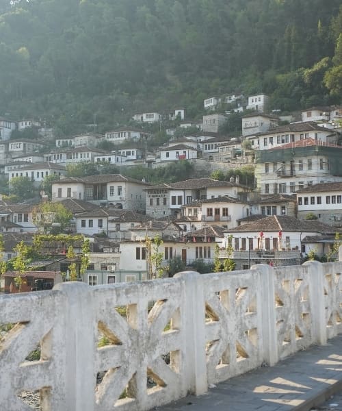 Das UNESCO-Dorf Berat das du während deinem Roadtrip in Albanien besuchen kannst