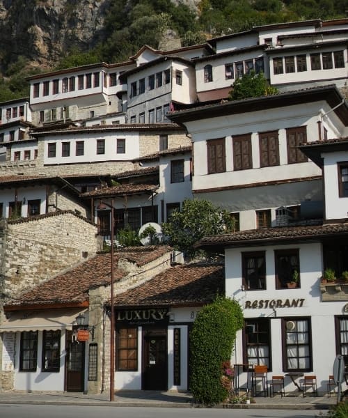 Die alten Häuser von Berat, die du mit einem Roadtrip durch Albanien besuchen kannst