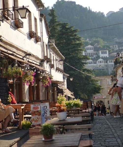 Besuche den Basar von Gjirokaster mit einem Roadtrip durch Albanien